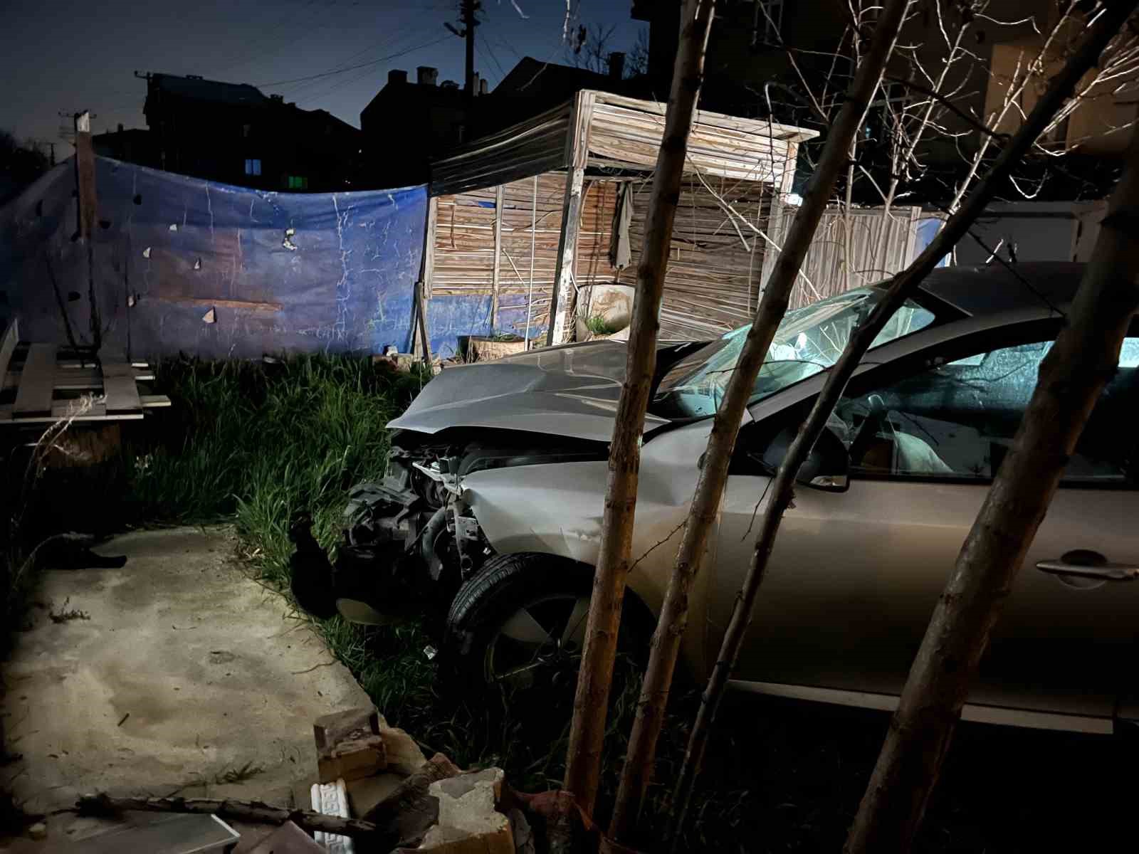 Ergene’de otomobil evin bahçesine daldı
