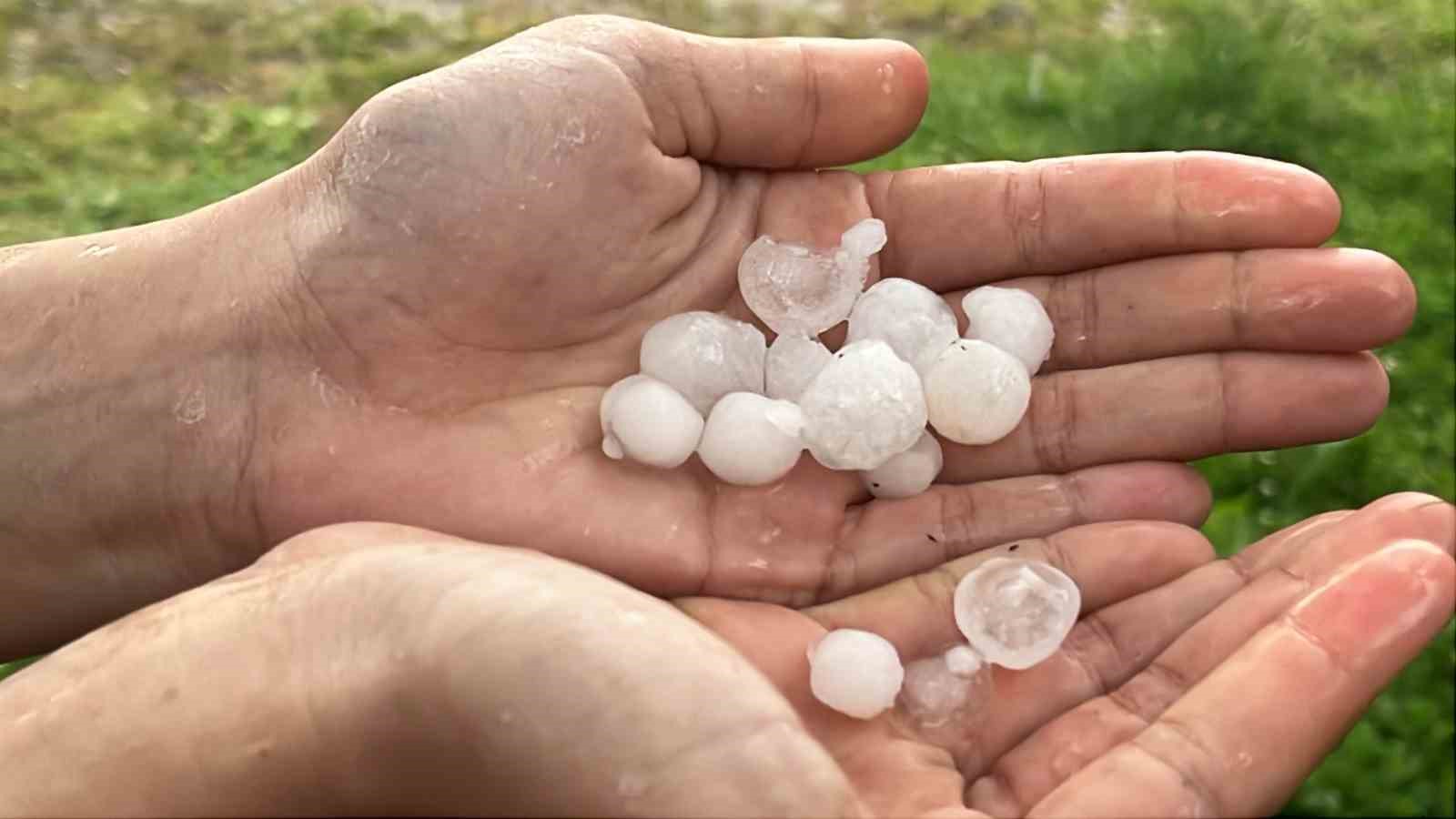 Erik büyüklüğündeki doluların isabet ettiği vatandaşlar panik yaşadı
