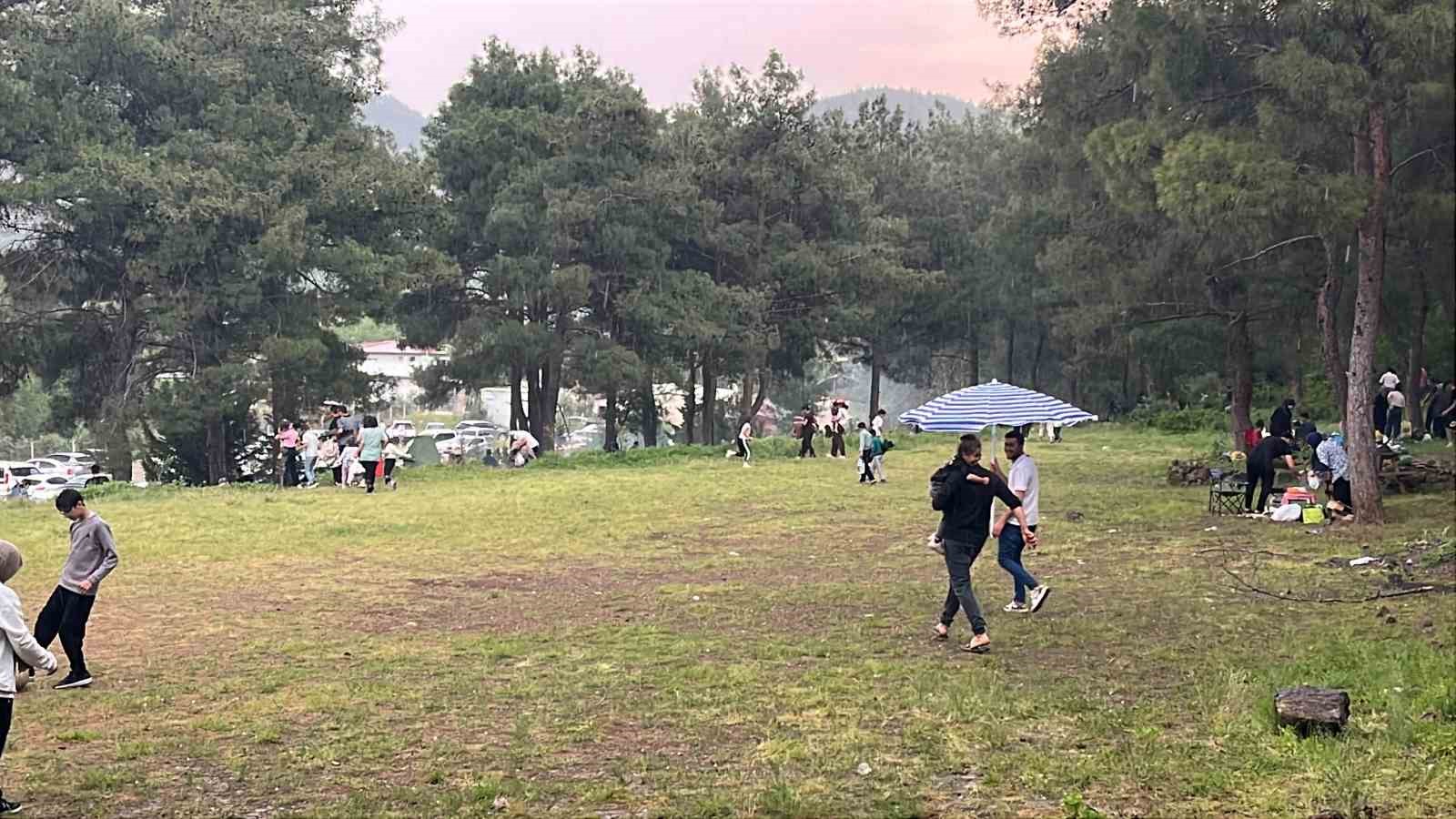 Erik büyüklüğündeki doluların isabet ettiği vatandaşlar panik yaşadı
