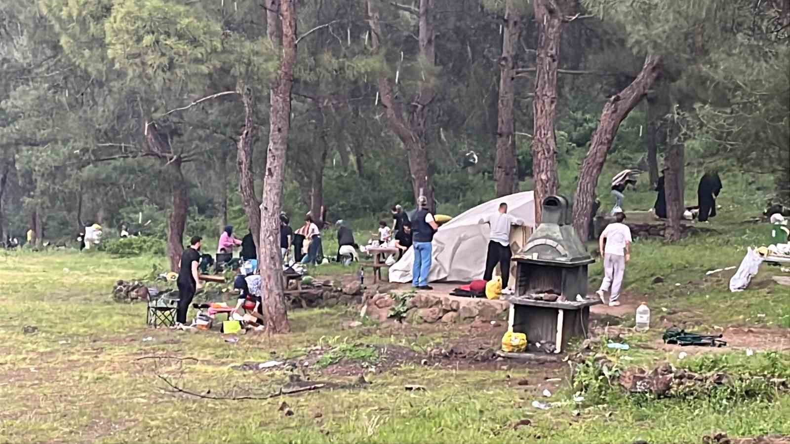 Erik büyüklüğündeki doluların isabet ettiği vatandaşlar panik yaşadı
