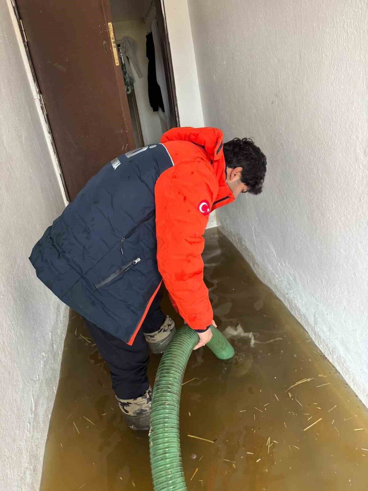 Eriyen kar suları taşkınlara sebep oldu, evler ve yollar sular altına kaldı
