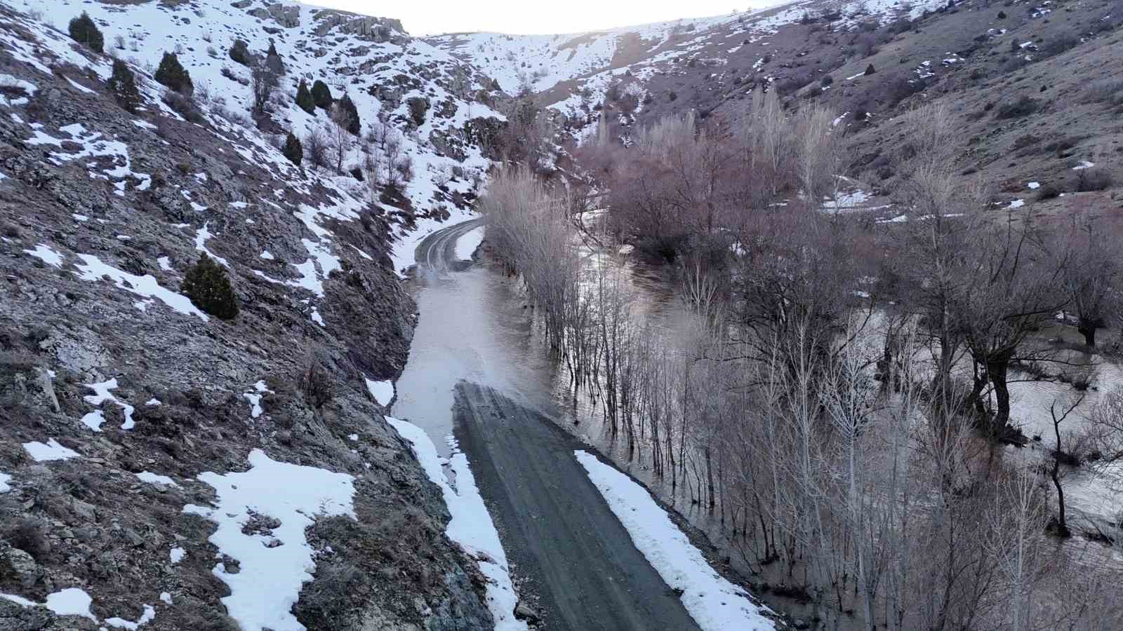 Eriyen kar suları taşkınlara sebep oldu, evler ve yollar sular altına kaldı
