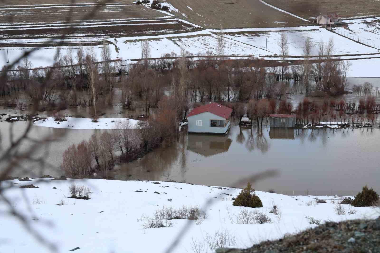 Eriyen kar suları taşkınlara sebep oldu, evler ve yollar sular altına kaldı
