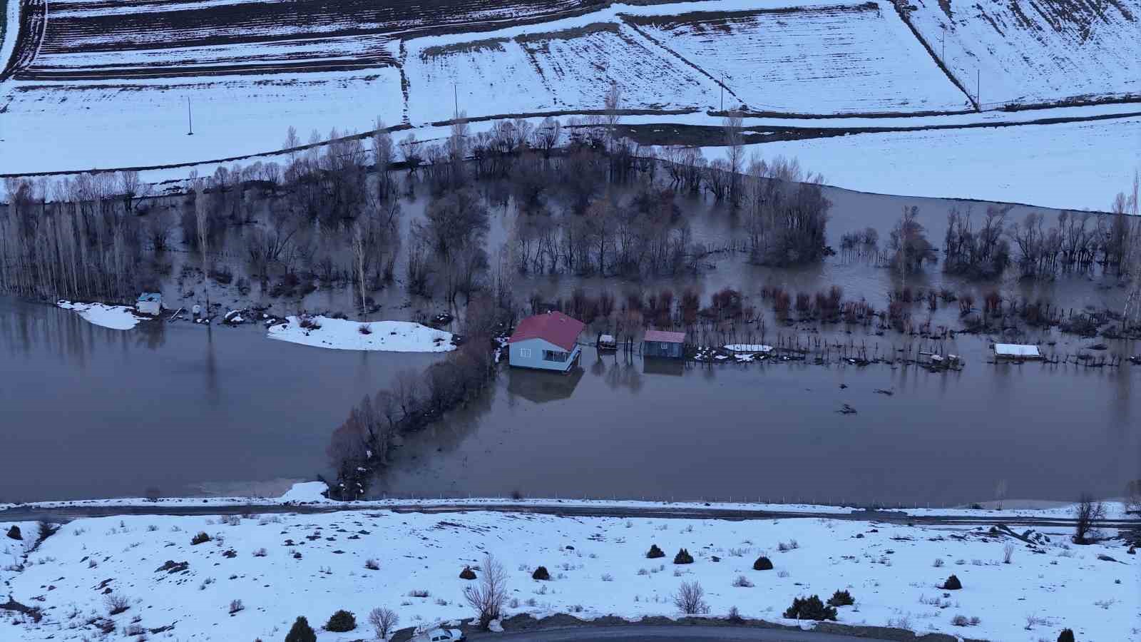 Eriyen kar suları taşkınlara sebep oldu, evler ve yollar sular altına kaldı
