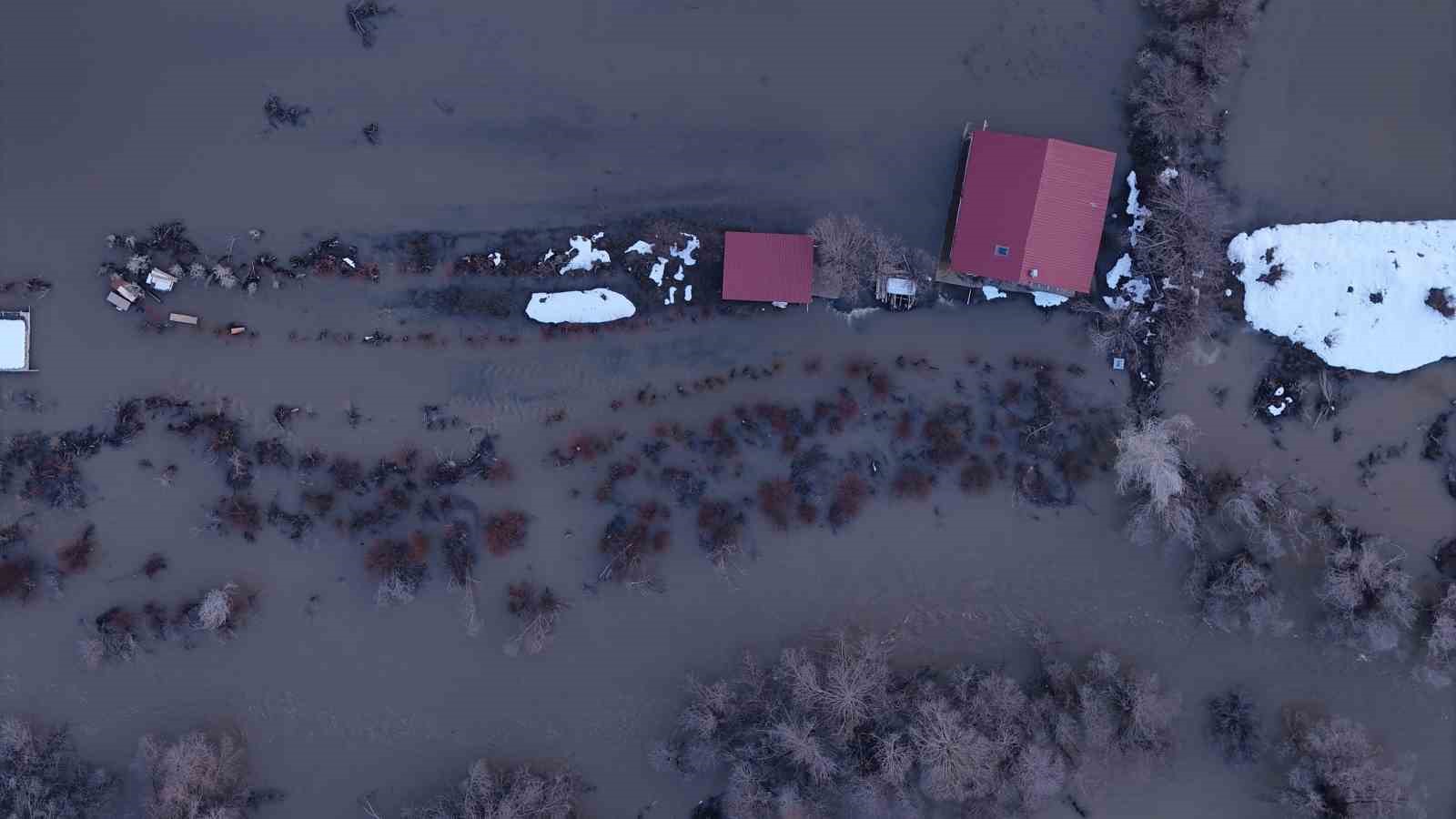 Eriyen kar suları taşkınlara sebep oldu, evler ve yollar sular altına kaldı
