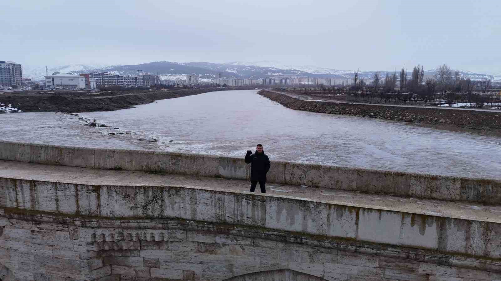 Eriyen kar suları, Türkiye’nin en uzun ırmağı olan Kızılırmak’ı coşturdu
