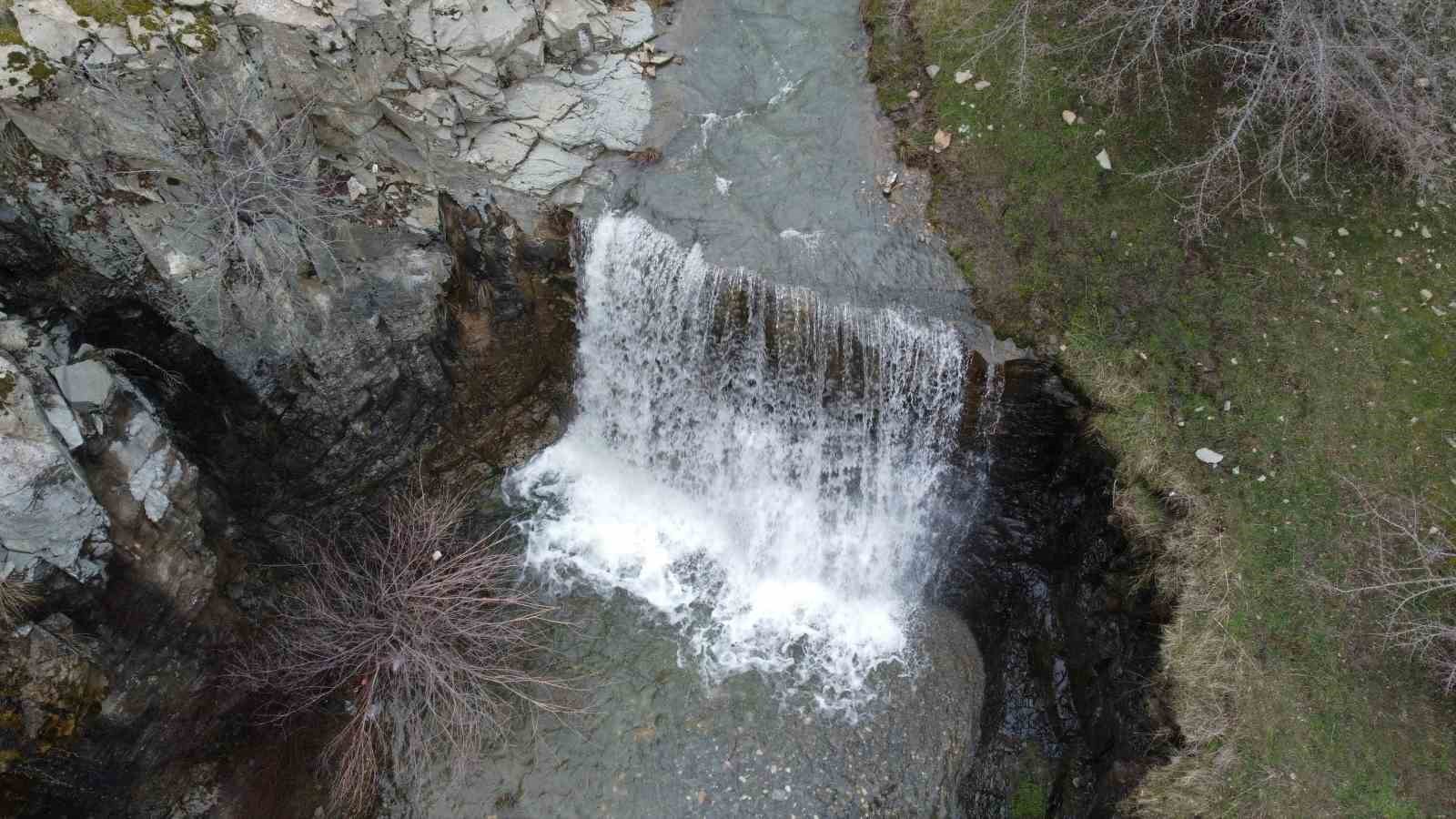 Eriyen kar suları yazın kuruyan şelaleyi yeniden coşturdu
