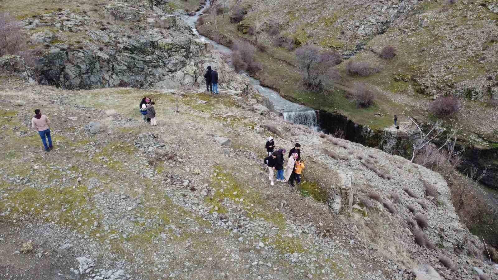 Eriyen kar suları yazın kuruyan şelaleyi yeniden coşturdu
