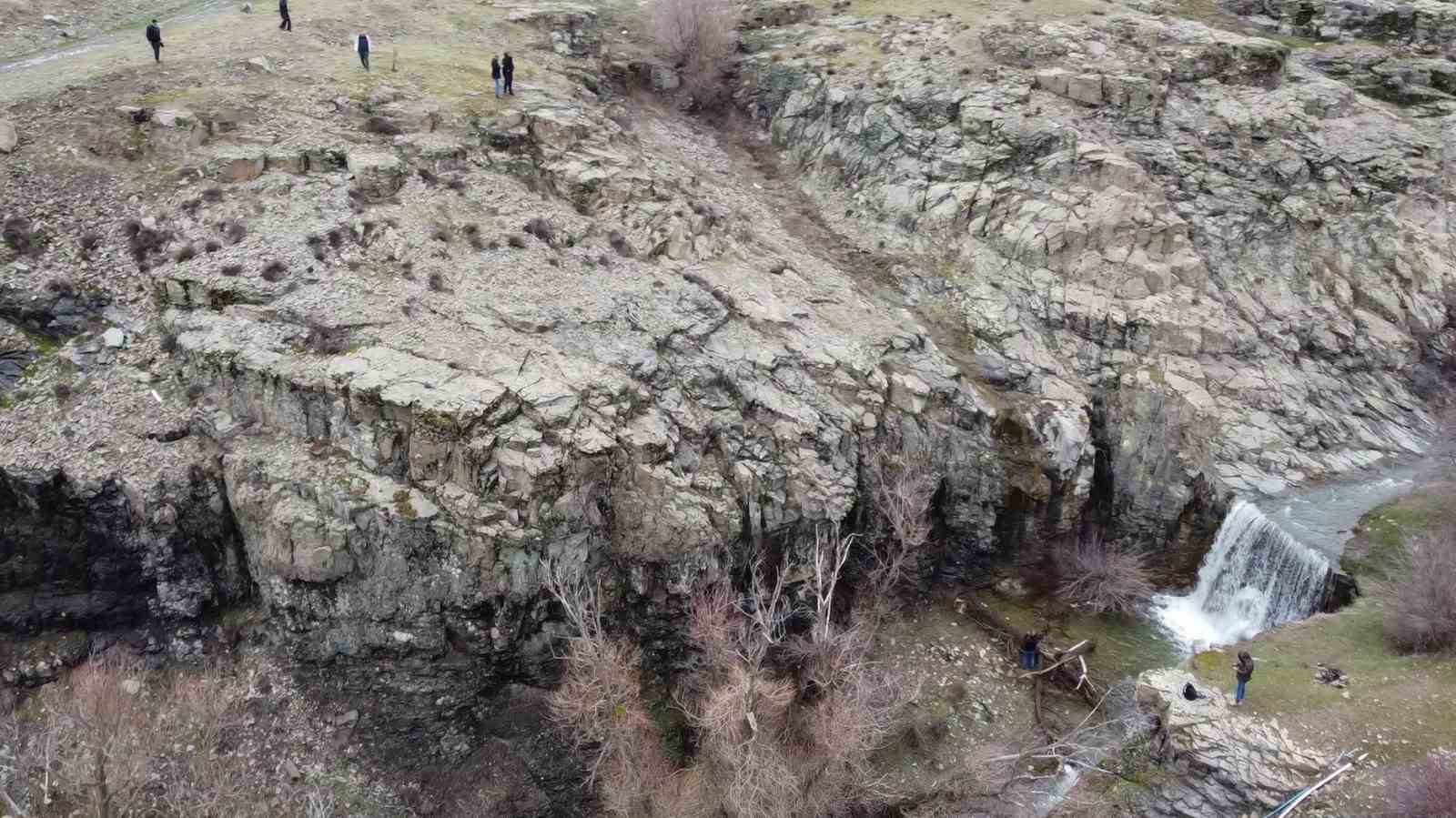 Eriyen kar suları yazın kuruyan şelaleyi yeniden coşturdu
