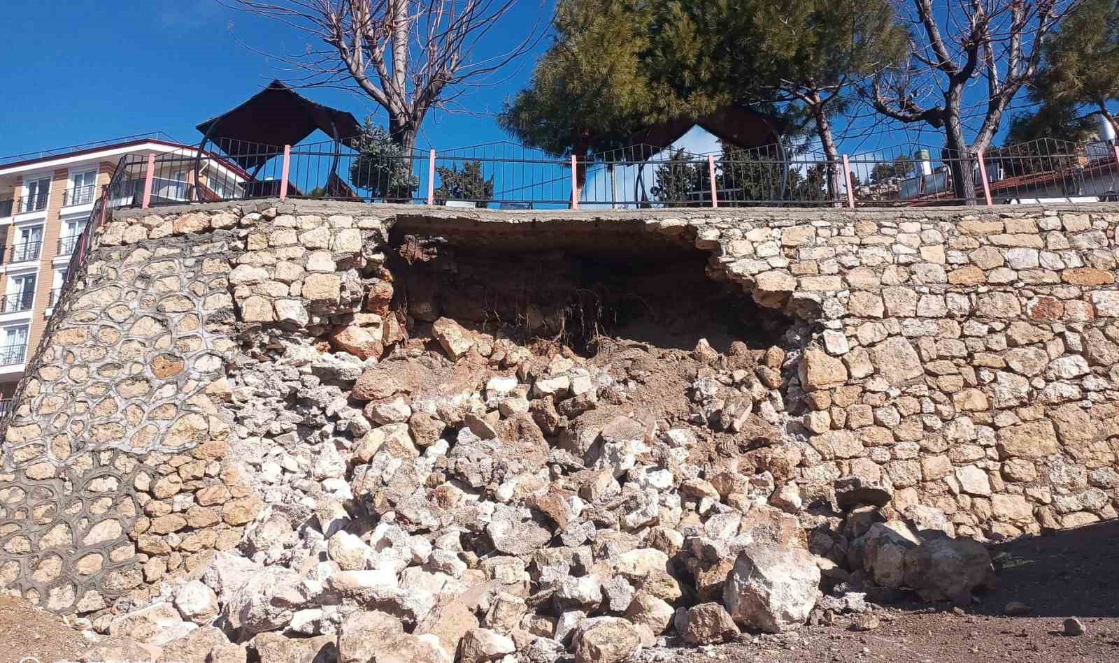 Ermenek’te seyir terasının istinat duvarı yıkıldı
