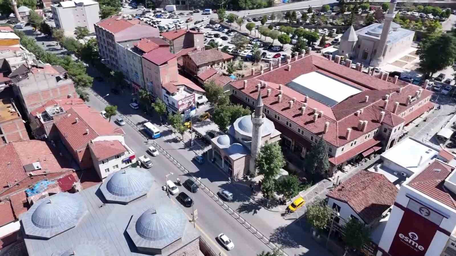 Ermeni asıllı usta 50 yıldır iğne, iplikle tamir yapıyor: "Türk milliyetçisiyim. Ülkemi seviyorum"
