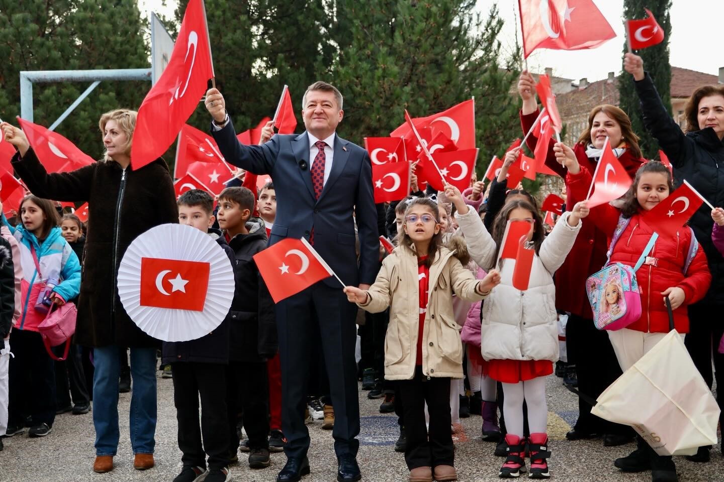 Ertuğrulgazi İlkokulu’nda ikinci dönemin ilk dersi bayrak temasıyla yapıldı
