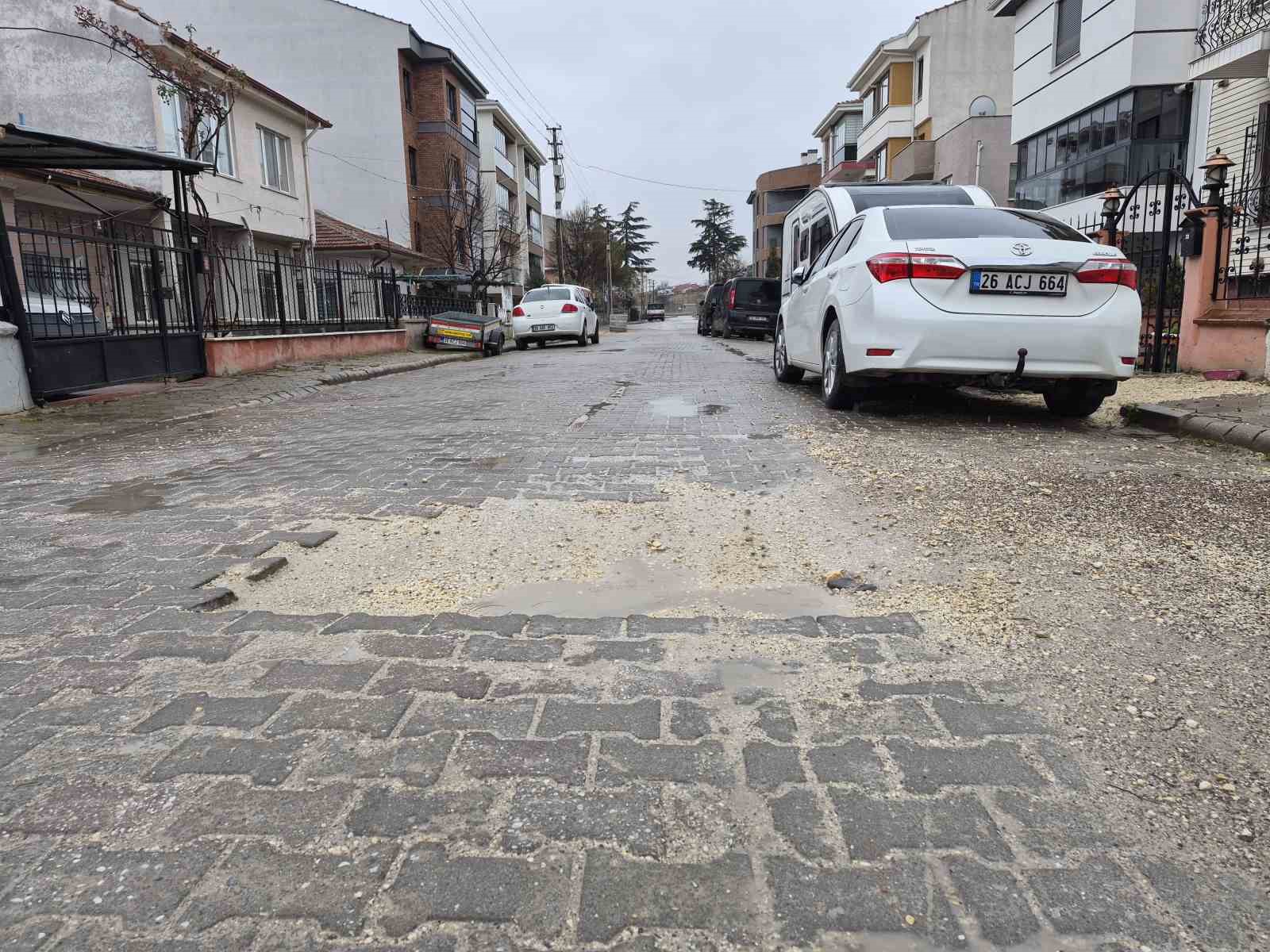 Ertuğrulgazi Mahalledeki bozuk yollar sürücülere zorluk yaşatıyor
