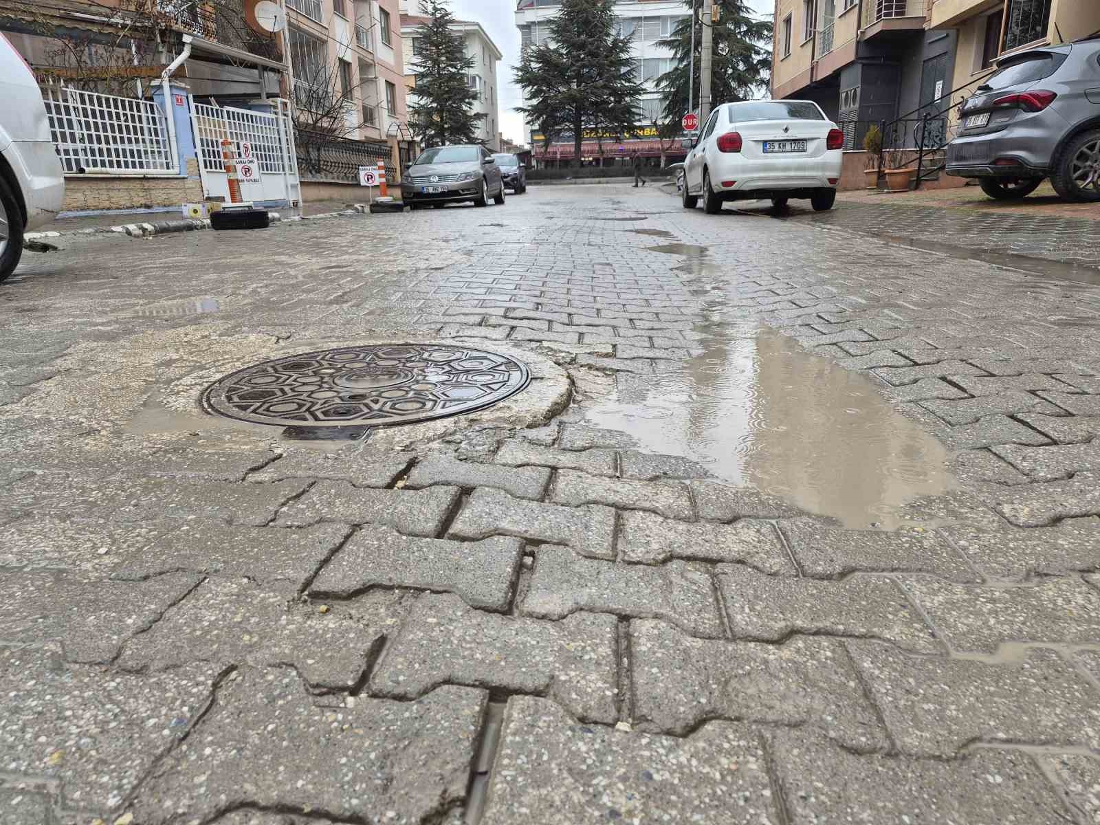 Ertuğrulgazi Mahalledeki bozuk yollar sürücülere zorluk yaşatıyor
