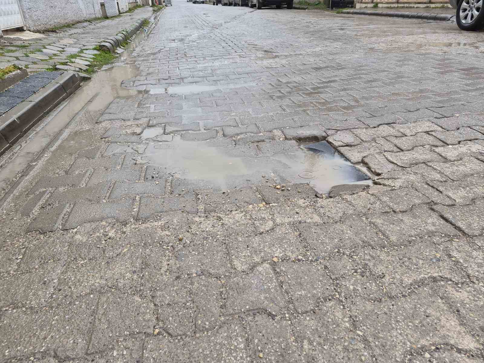 Ertuğrulgazi Mahalledeki bozuk yollar sürücülere zorluk yaşatıyor
