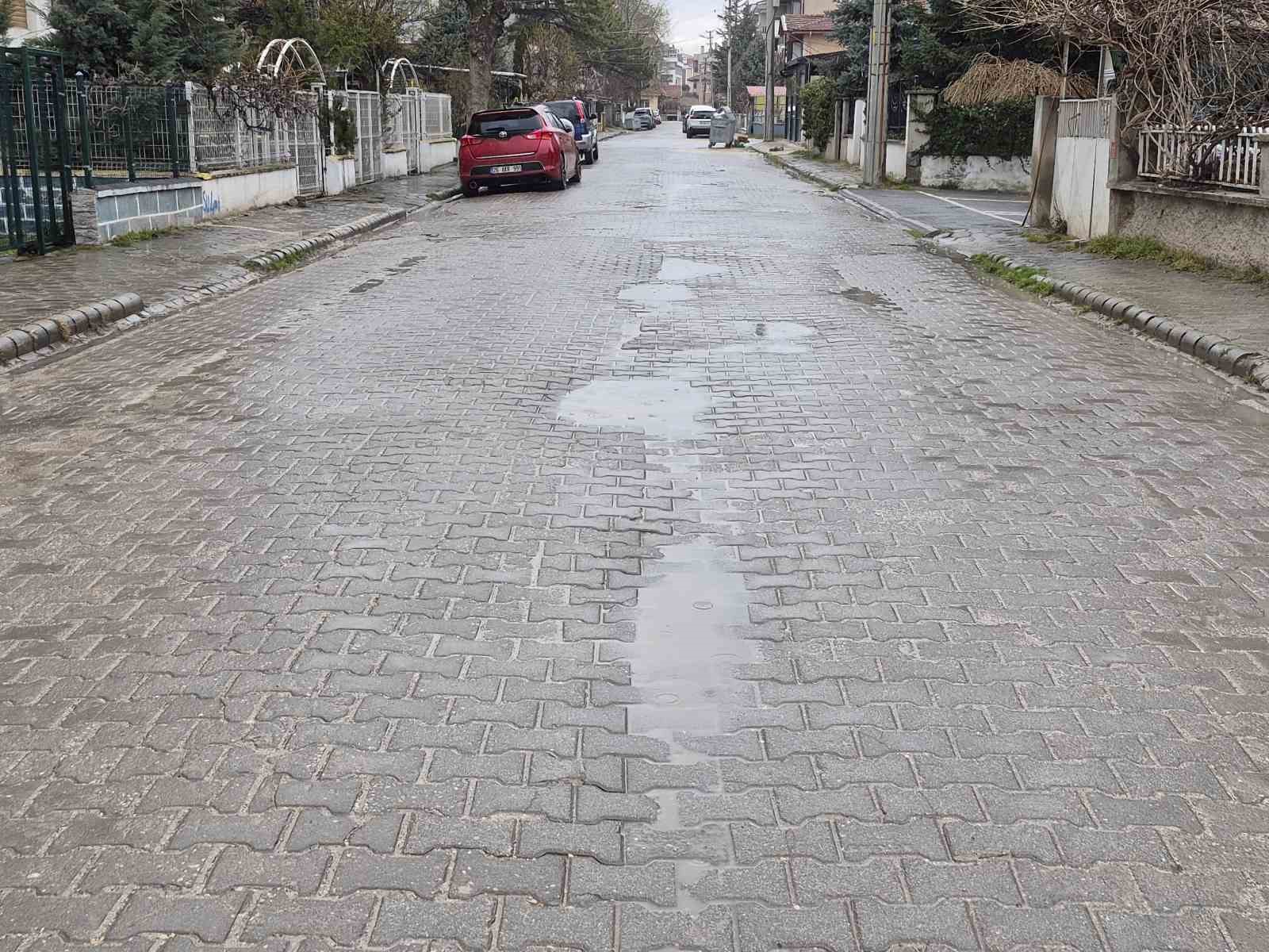 Ertuğrulgazi Mahalledeki bozuk yollar sürücülere zorluk yaşatıyor
