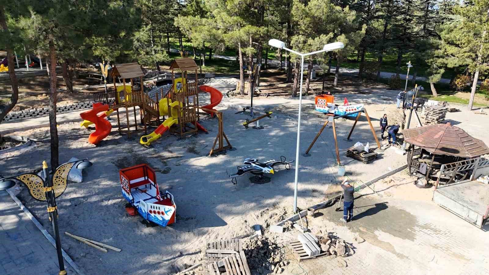Ertuğrulgazi Türbesi içerisindeki park alanında çalışmalar hız kazandı
Ertuğrulgazi Türbesi içerisindeki park alanında çalışmalar hız kazandı