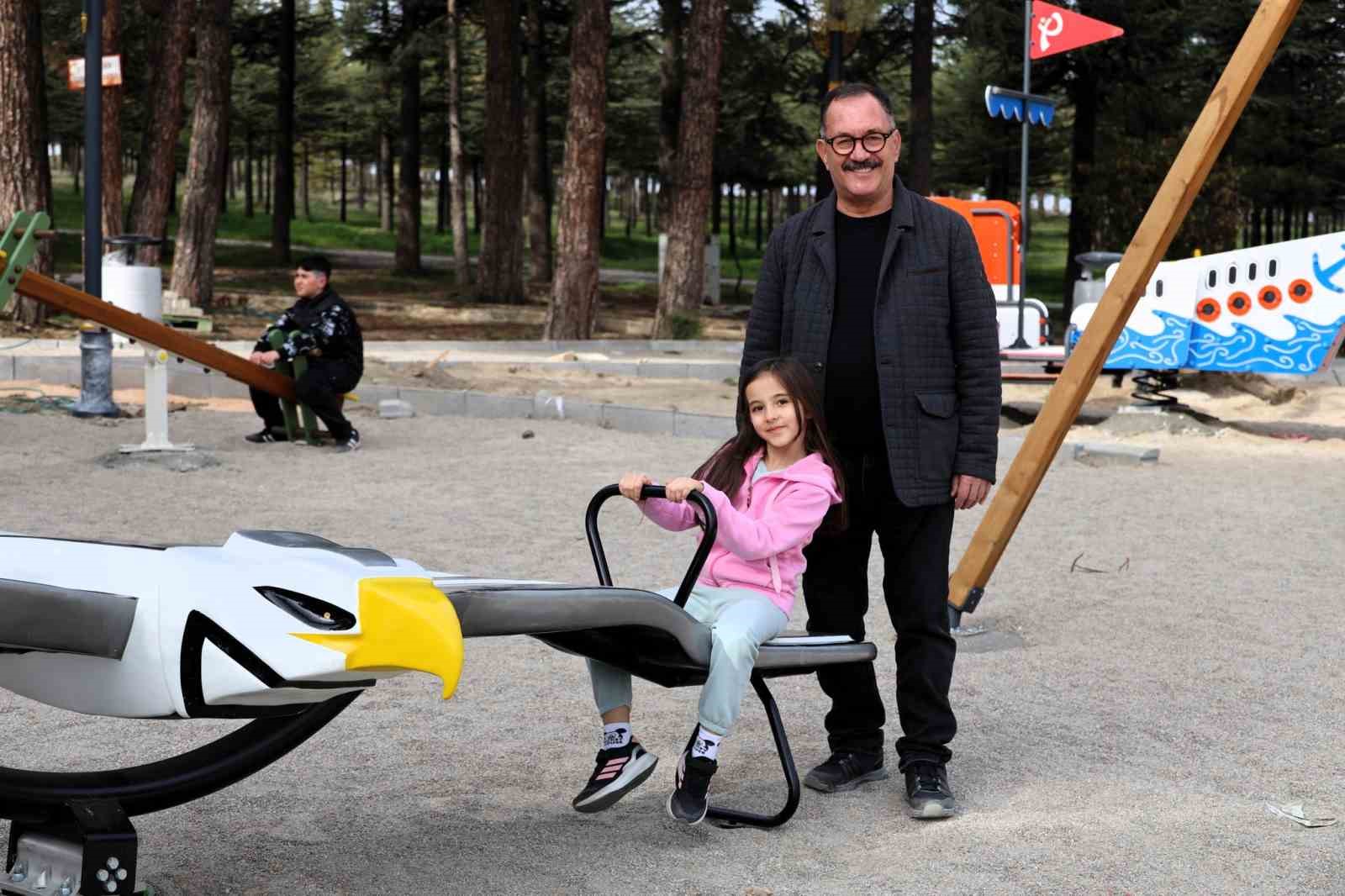 Ertuğrulgazi Türbesi içerisindeki park alanında çalışmalar hız kazandı
Ertuğrulgazi Türbesi içerisindeki park alanında çalışmalar hız kazandı