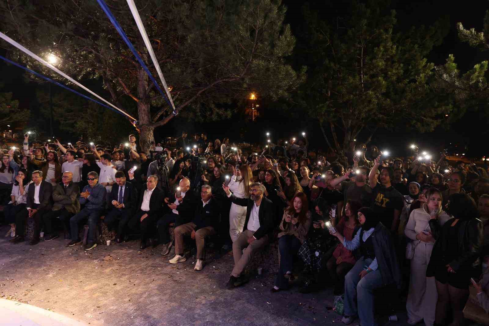 ERÜ sahne muhteşem konserle açıldı
