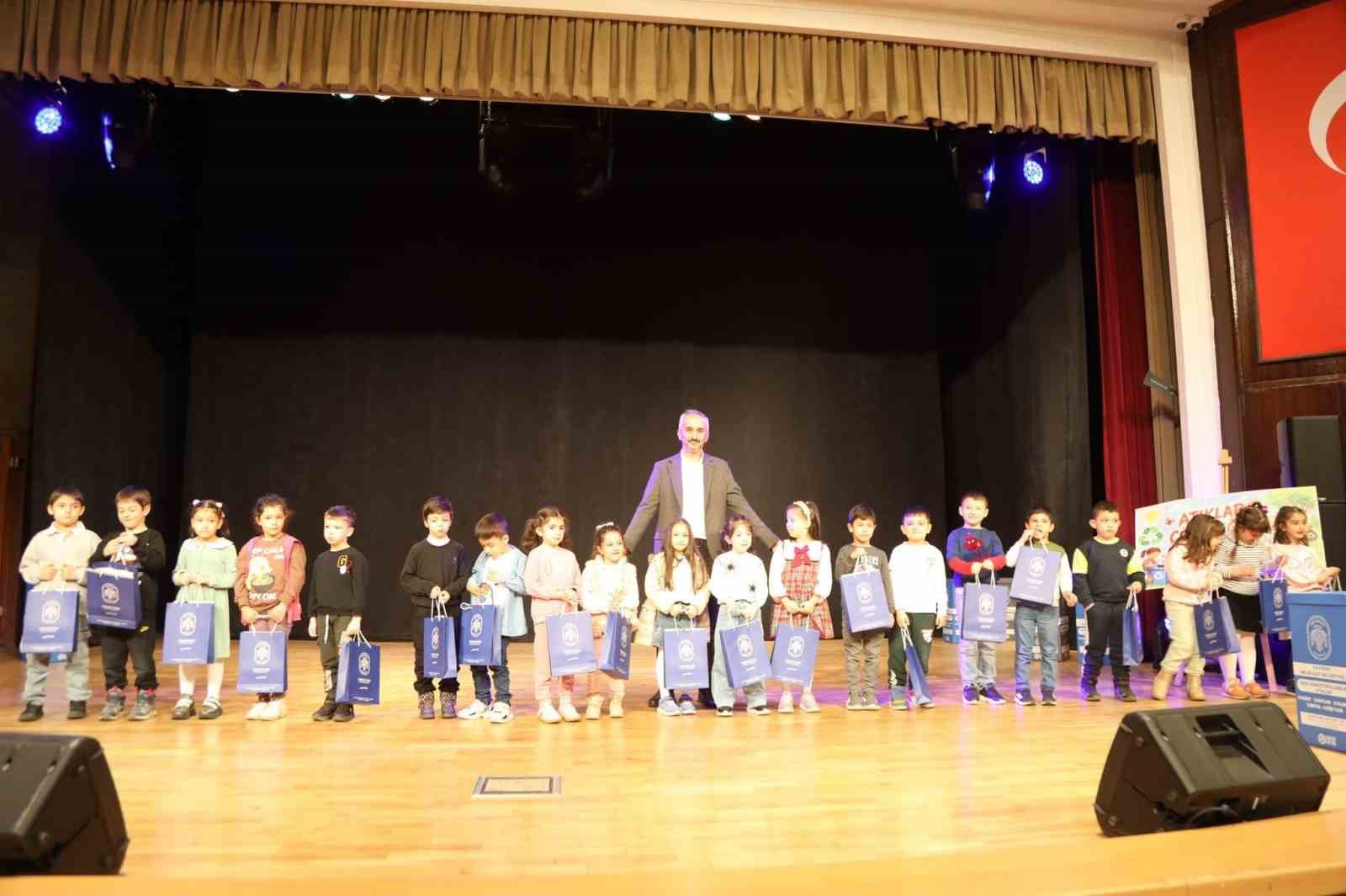 ERÜ’den Uluslararası Sıfır Atık Günü dolayısıyla farkındalık etkinliği
ERÜ’den Uluslararası Sıfır Atık Günü dolayısıyla farkındalık etkinliği