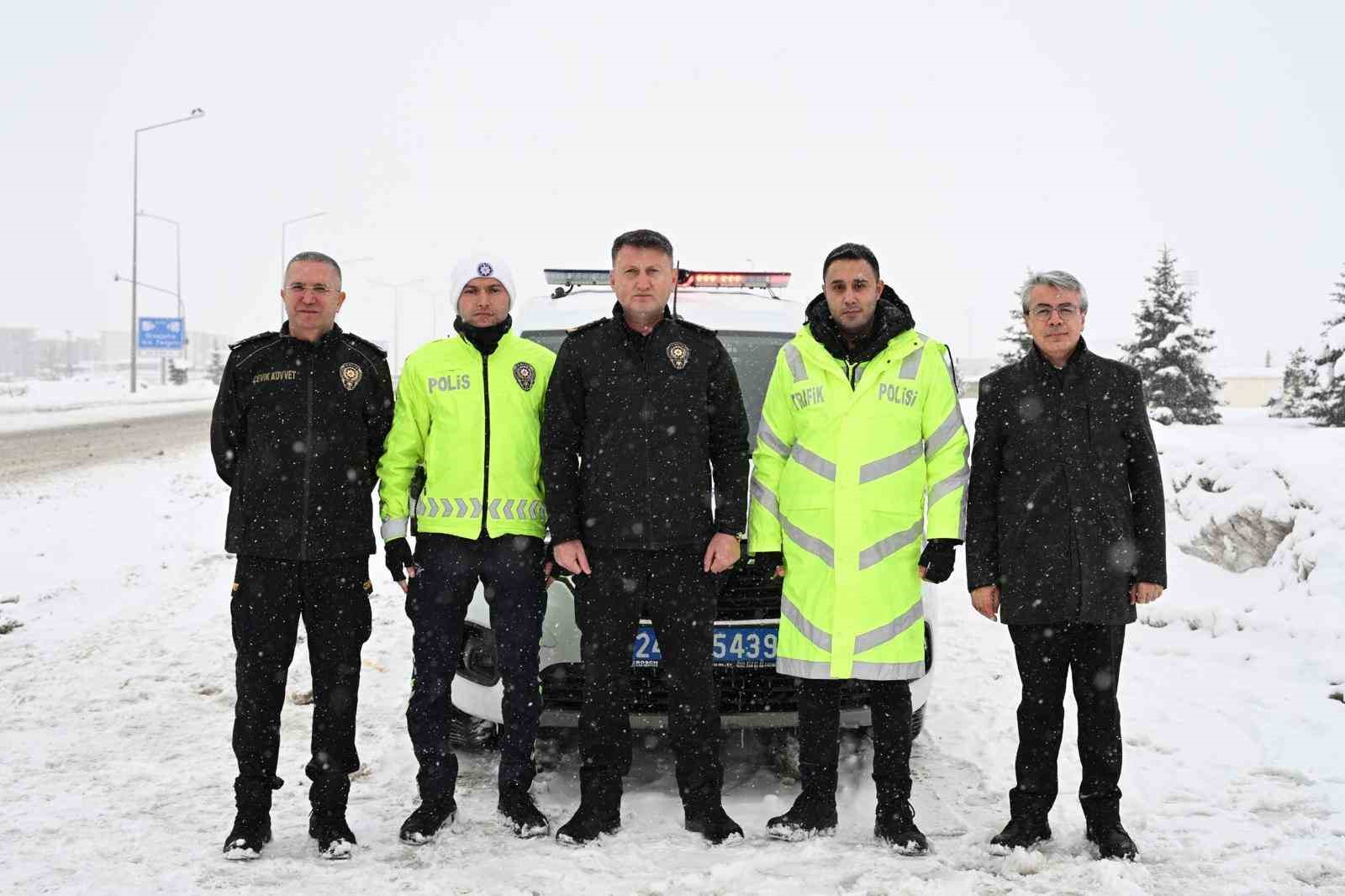 Erzincan Emniyet Müdürü Baybaba’dan kar mesaisindeki personele ziyaret
