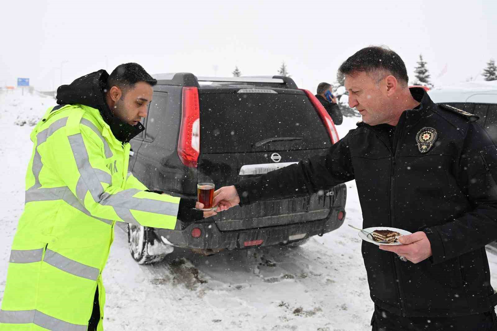 Erzincan Emniyet Müdürü Baybaba’dan kar mesaisindeki personele ziyaret
