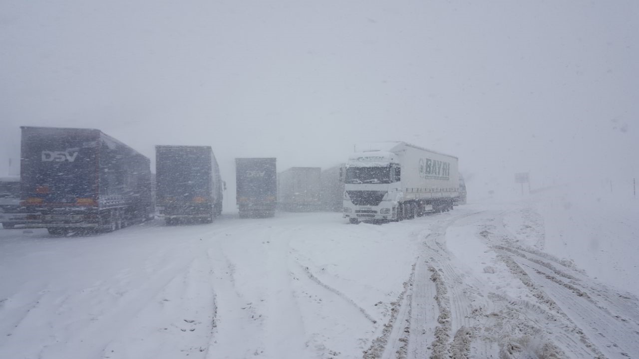 Erzincan güne karla uyandı: Kar ve sis ulaşımı aksattı
