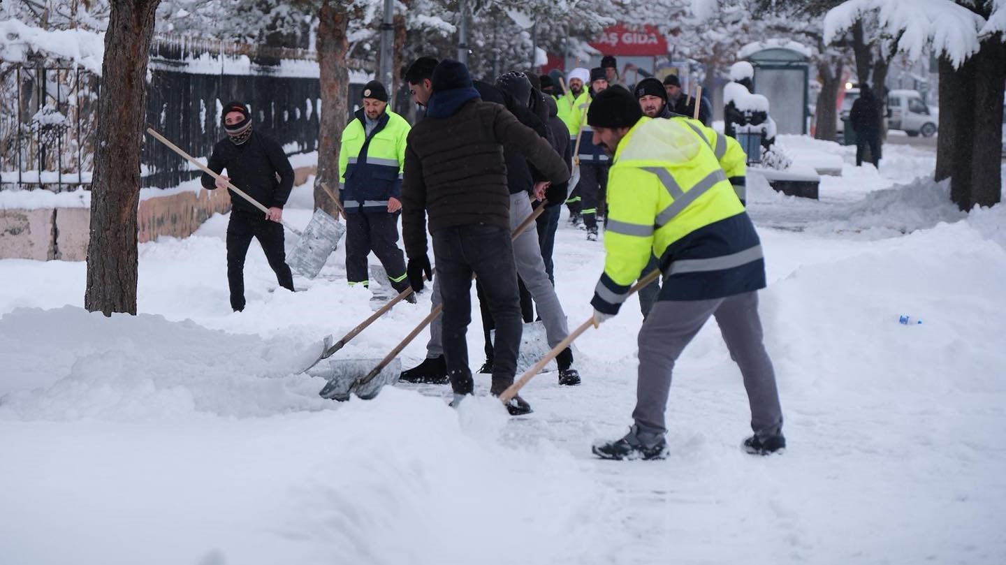 Erzincan kent merkezinde karla mücadele çalışmaları sürüyor
