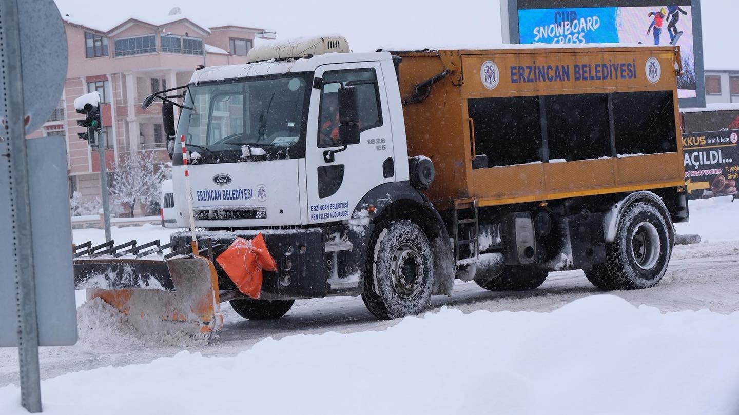 Erzincan kent merkezinde karla mücadele çalışmaları sürüyor
