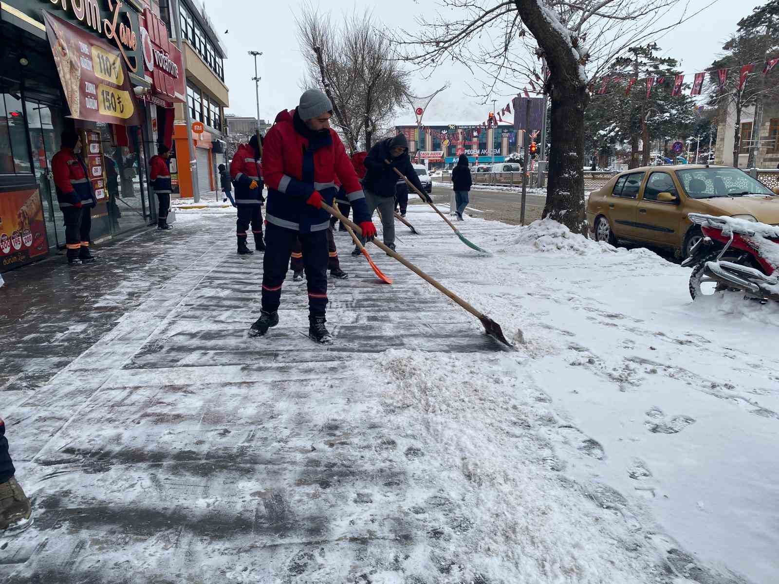 Erzincan kent merkezinde karla mücadele çalışmaları sürüyor
