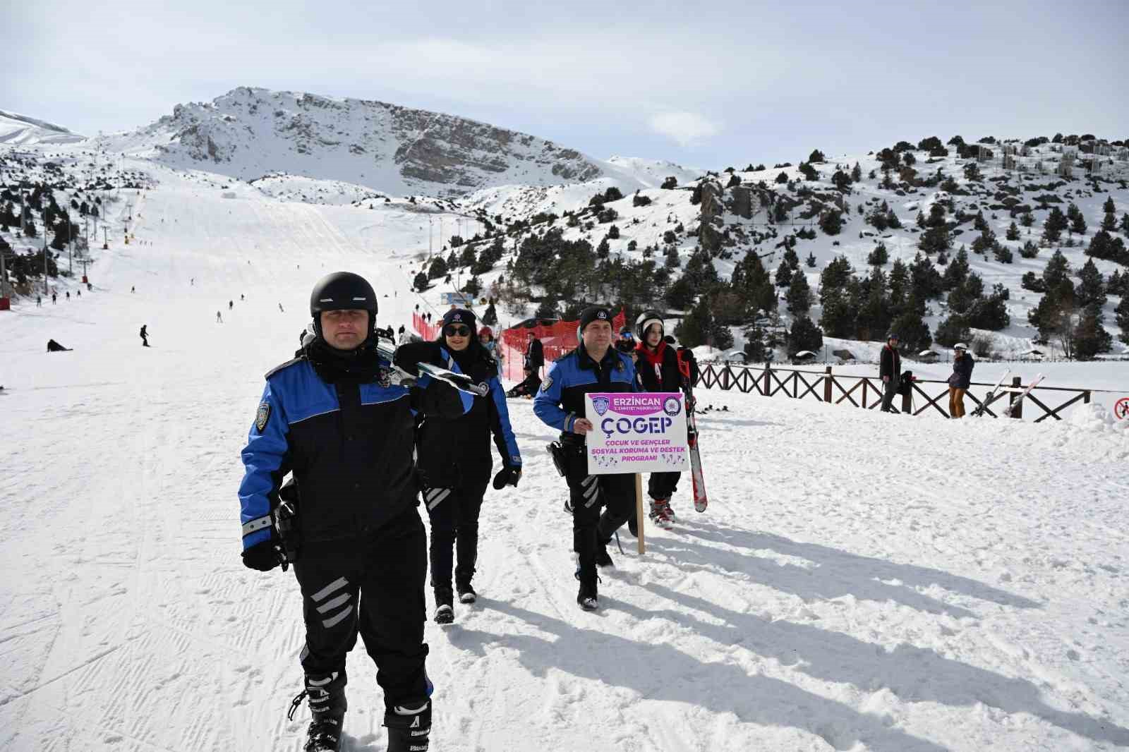 Erzincan polisinden öğrencilere sosyal destek
