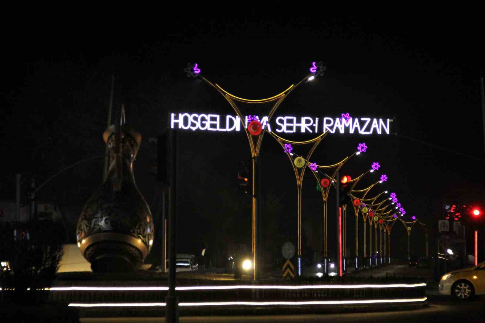Erzincan Ramazan’a ışıklarla "hoş geldin" dedi
