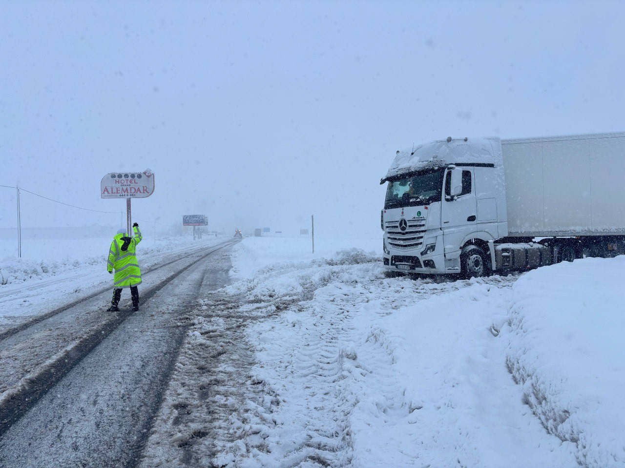 Erzincan-Sivas ve Erzincan-Erzurum yolunda tipi engeli
