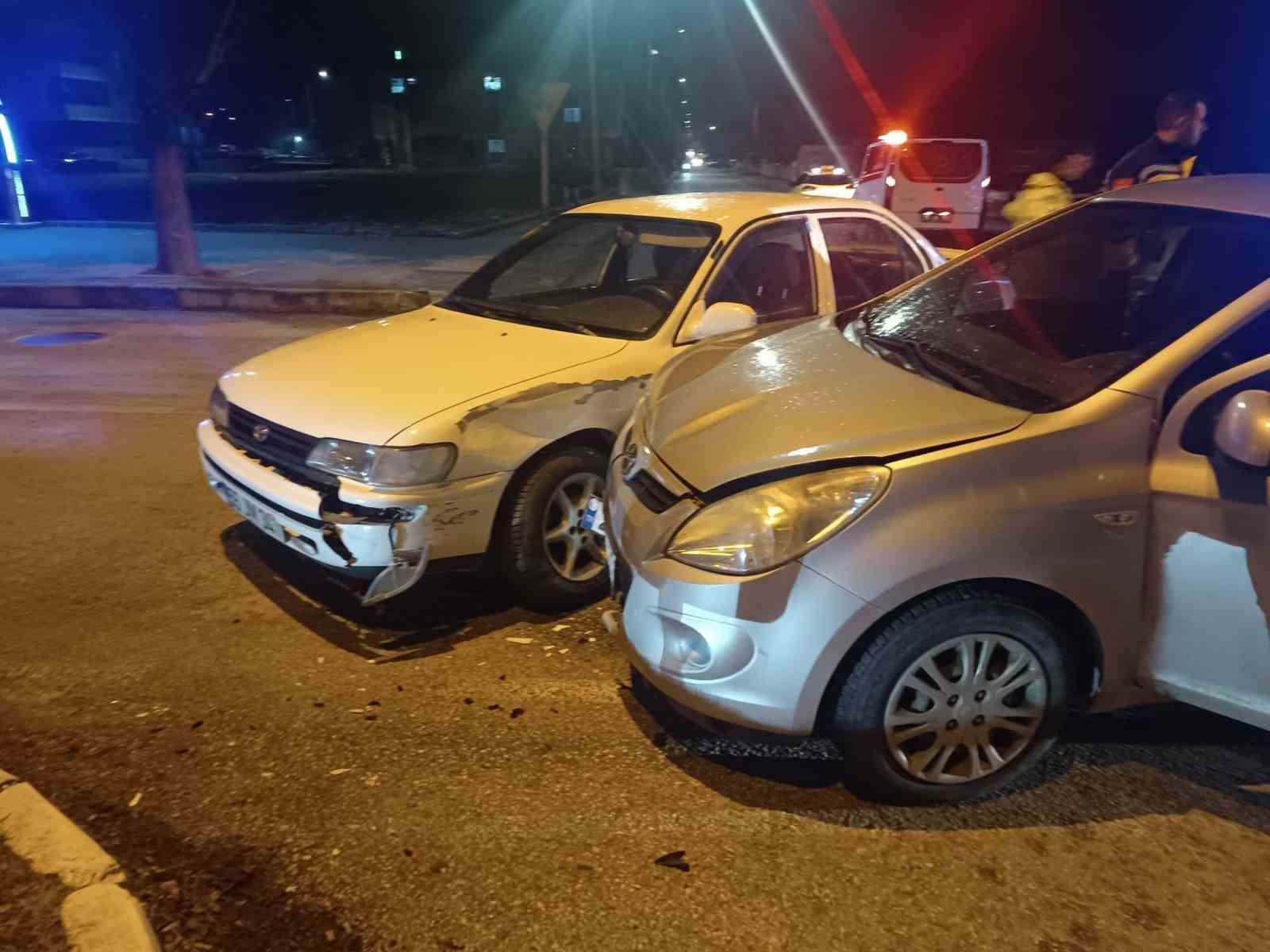 Erzincan’da 2 otomobil çarpıştı
