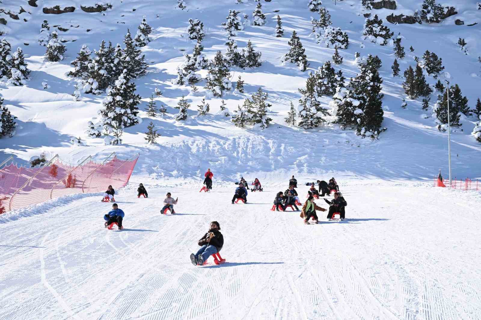 Erzincan’da 70 öğrenci Ergan Dağı’nda kızak keyfi yaşadı
