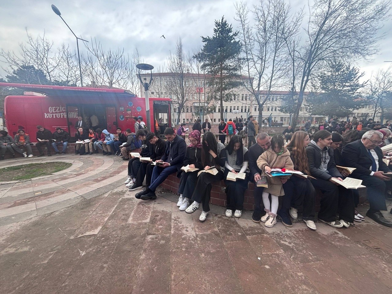 Erzincan’da açık havada kitap okuma etkinliği
