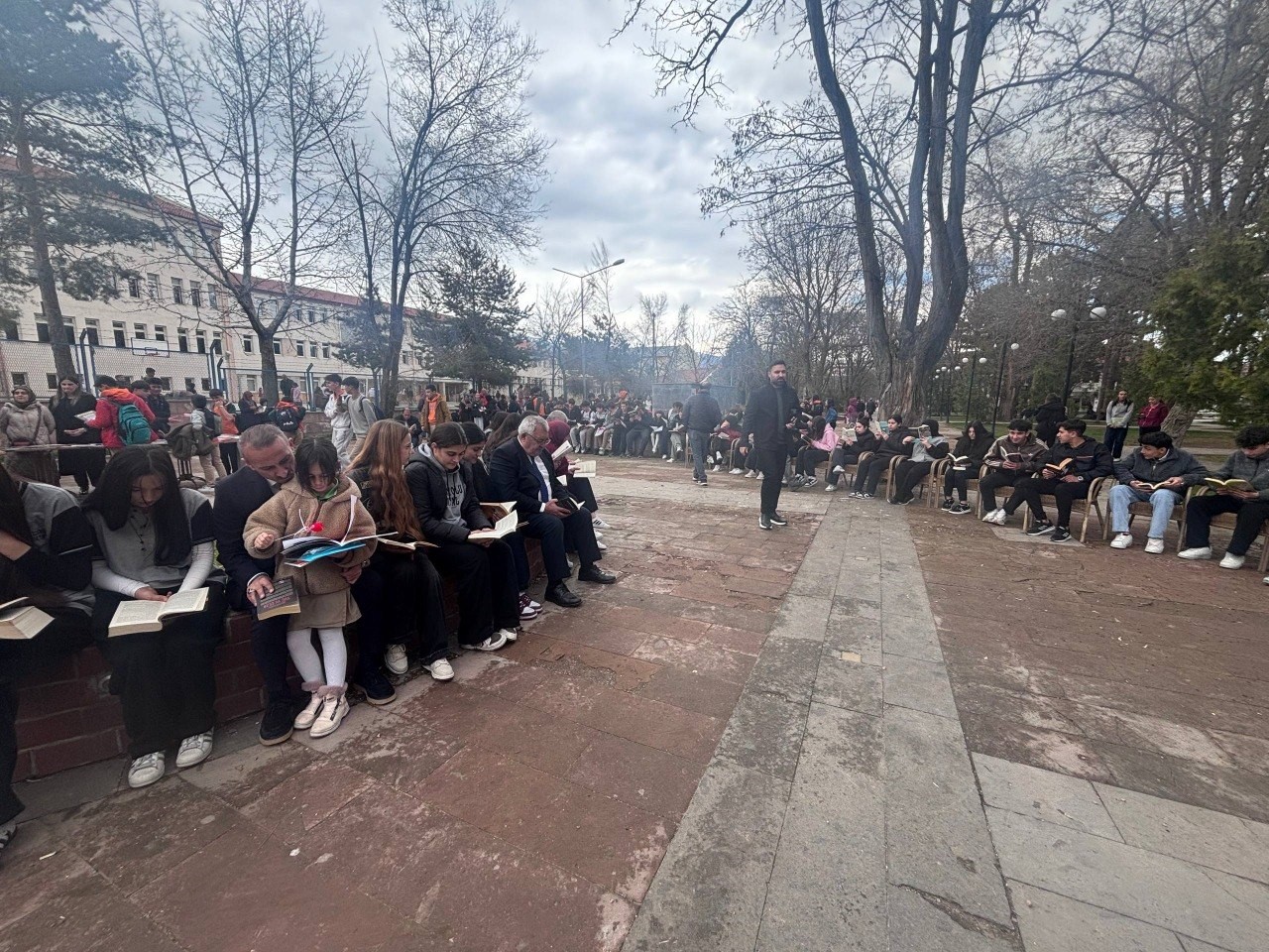 Erzincan’da açık havada kitap okuma etkinliği
