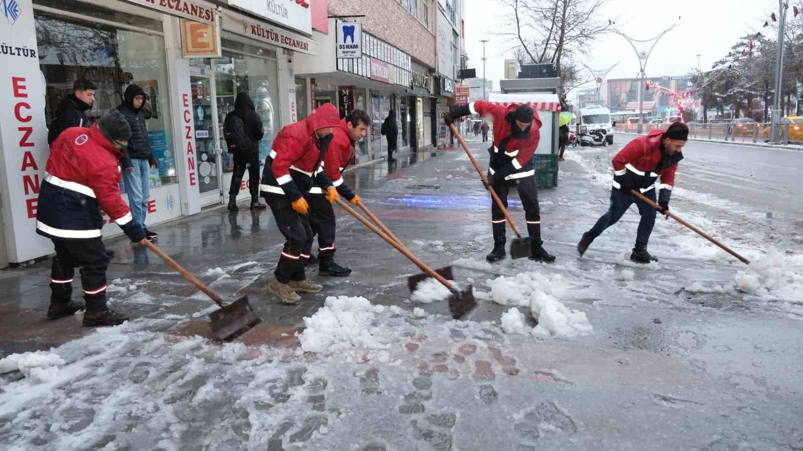Erzincan’da belediye ekipleri karla mücadele çalışmasını sürdürüyor

