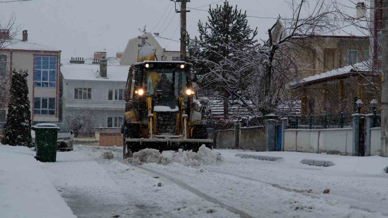 Erzincan’da belediye ekipleri karla mücadele çalışmasını sürdürüyor
