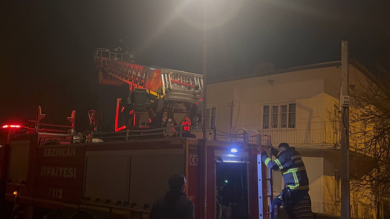 Erzincan’da çatıdaki kedi için itfaiye seferber oldu
