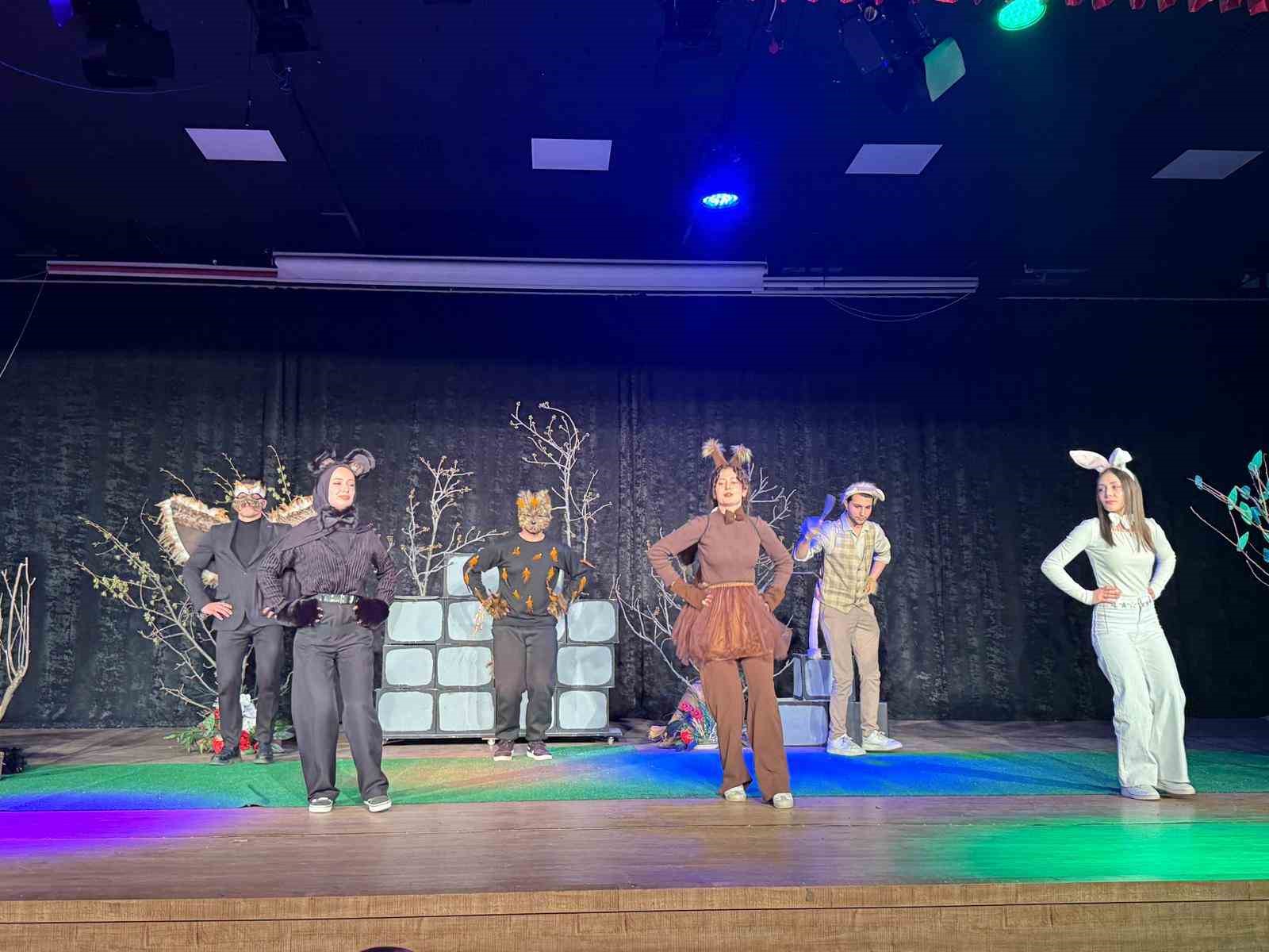 Erzincan’da çocuklara özel tiyatro gösterisi sahnelendi
