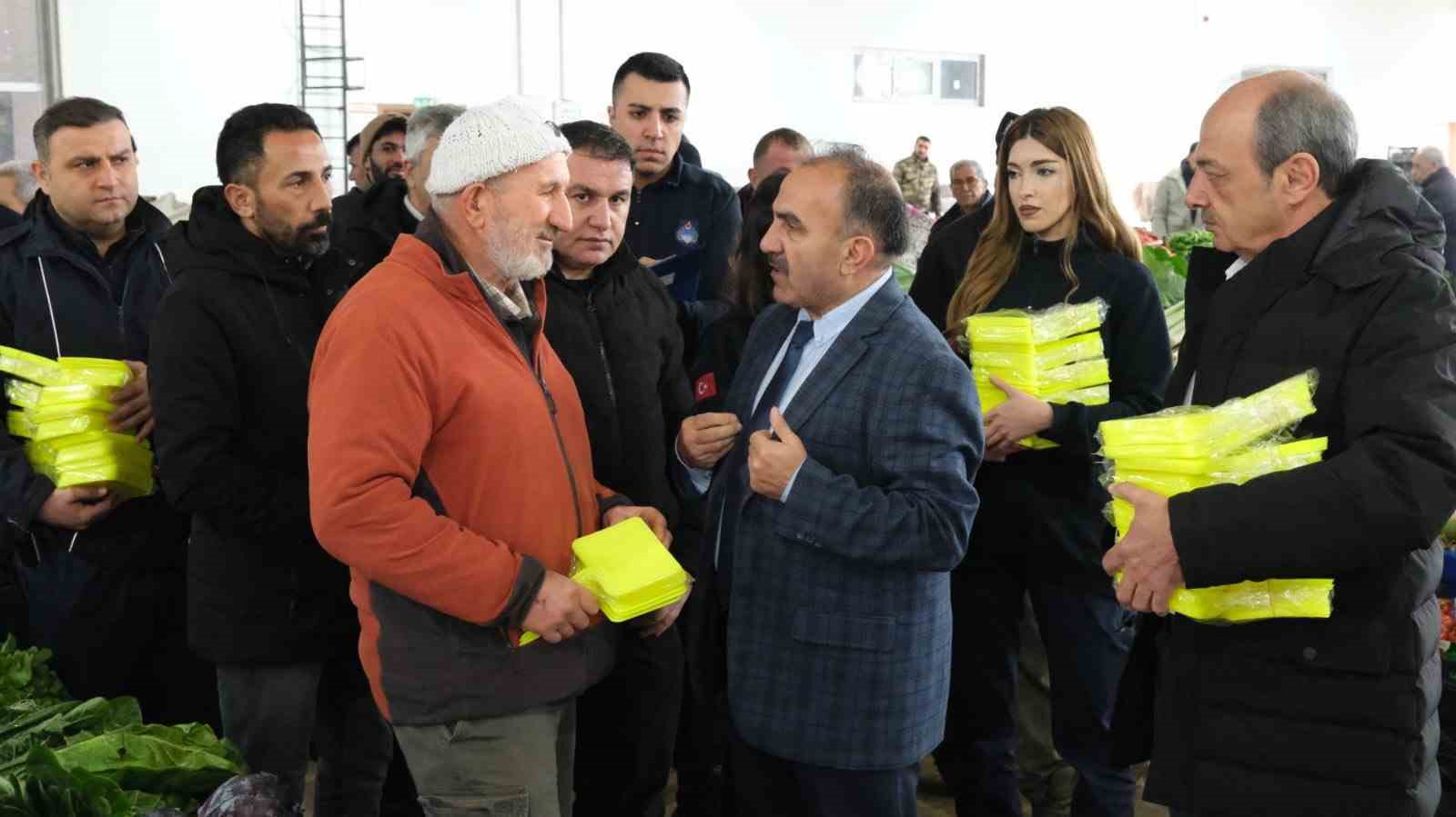 Erzincan’da fiyat şeffaflığı için standart fiyat etiketi uygulaması başlatıldı
Erzincan’da fiyat şeffaflığı için standart fiyat etiketi uygulaması başlatıldı