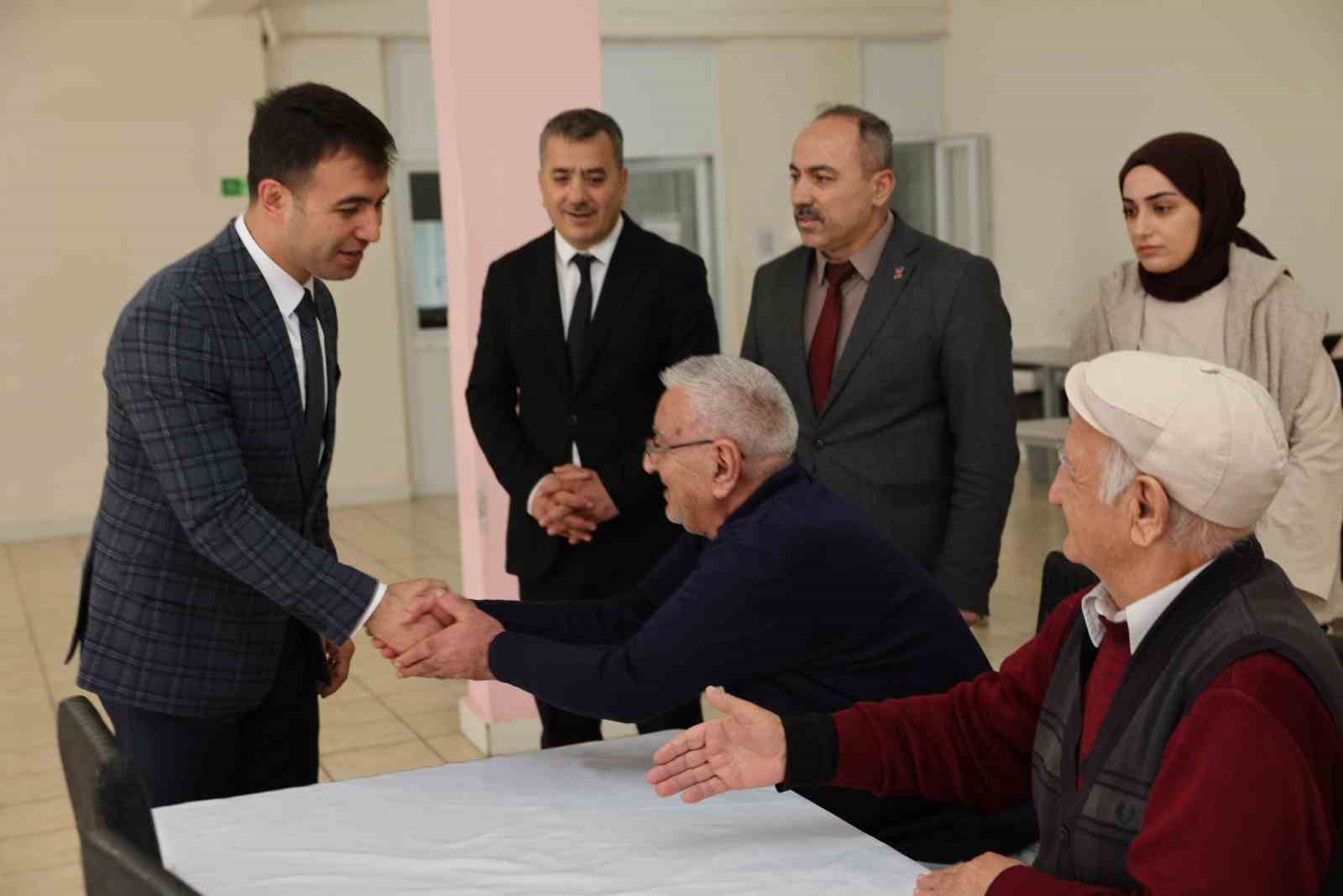 Erzincan’da huzurevi sakinleriyle bayramlaşıldı
