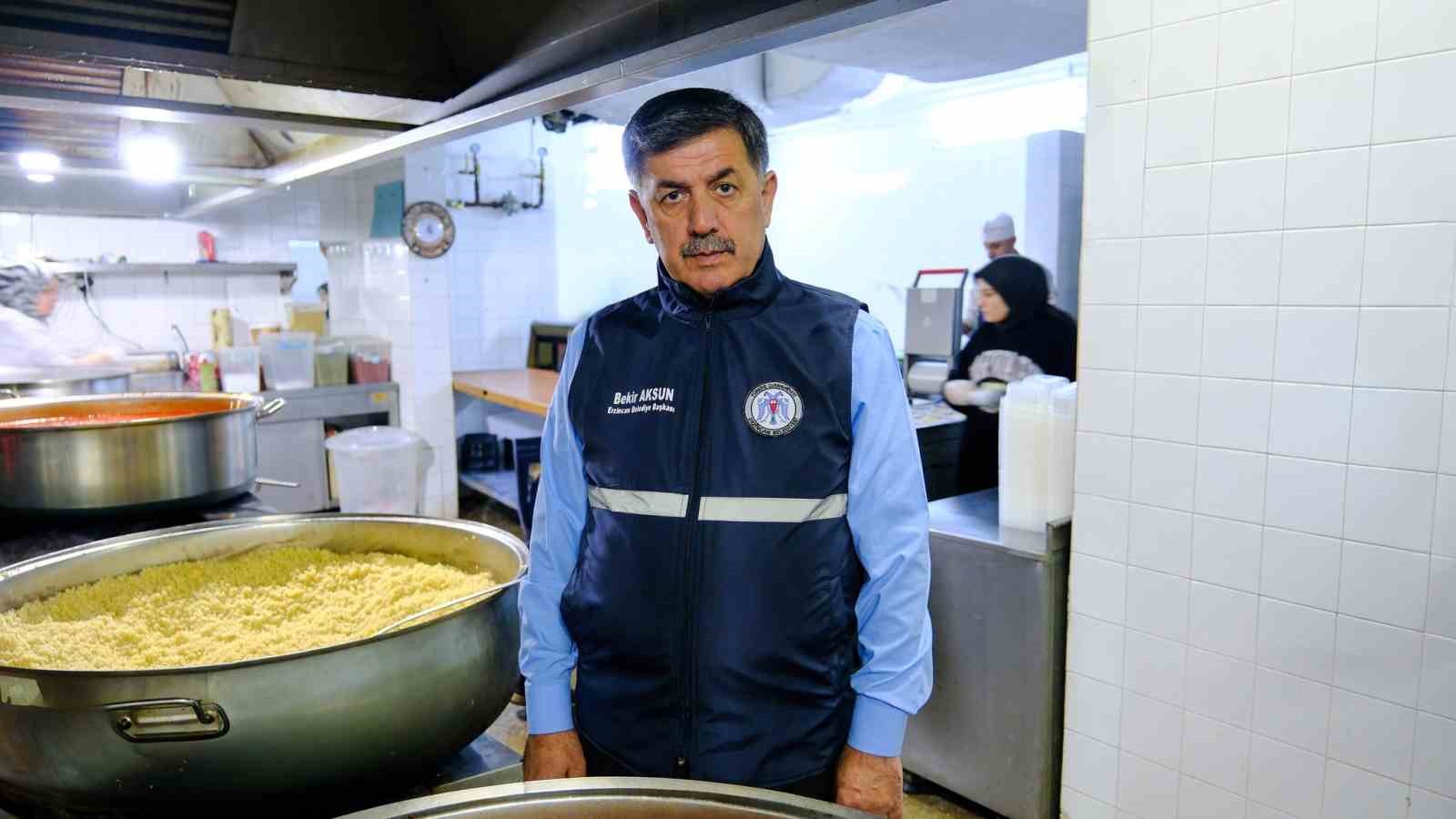 Erzincan’da ihtiyaç sahiplerine her gün 3 çeşit iftar yemeği ulaştırılıyor
Erzincan’da ihtiyaç sahiplerine her gün 3 çeşit iftar yemeği ulaştırılıyor