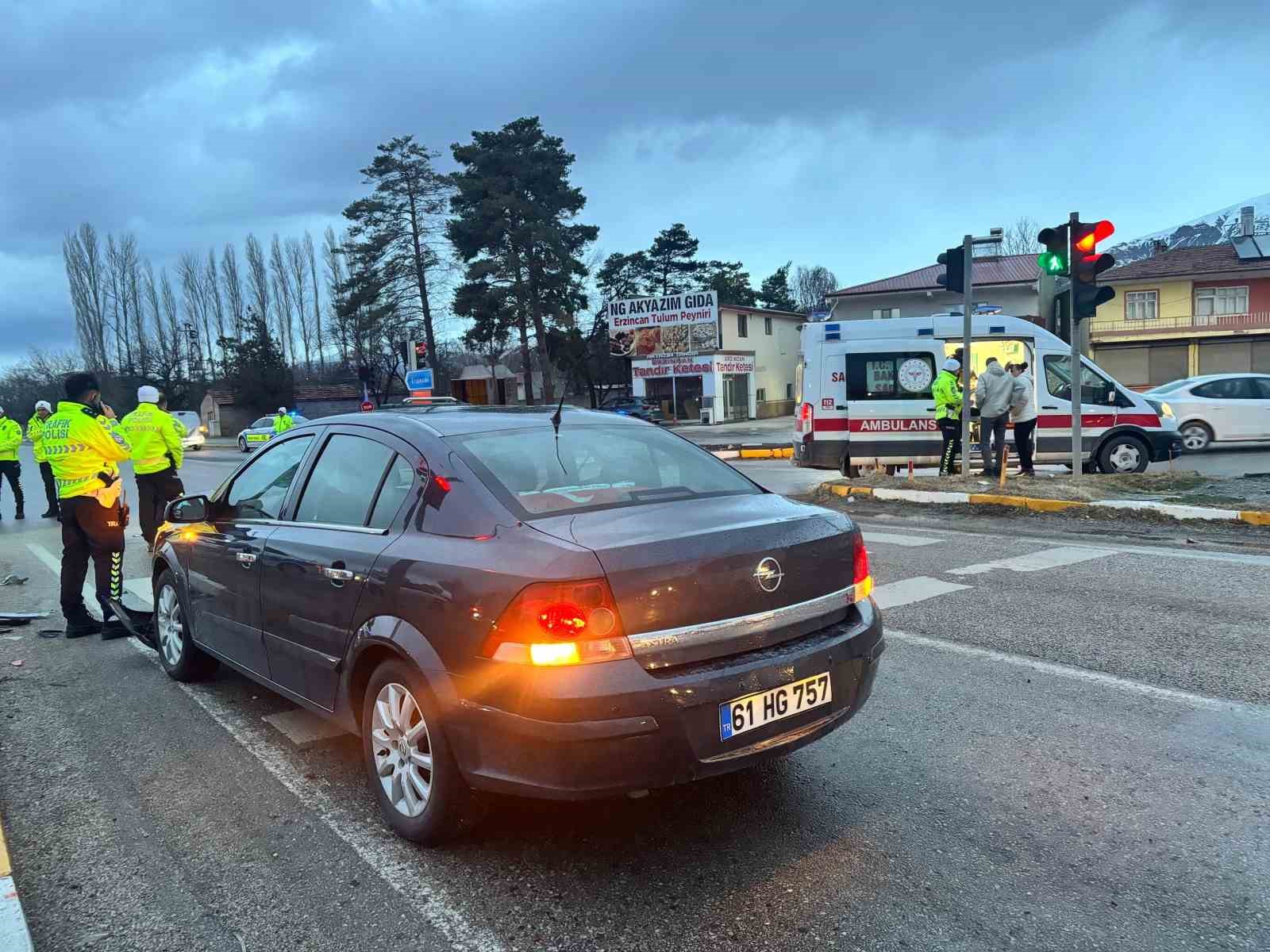 Erzincan’da iki araç çarpıştı: 2 yaralı
