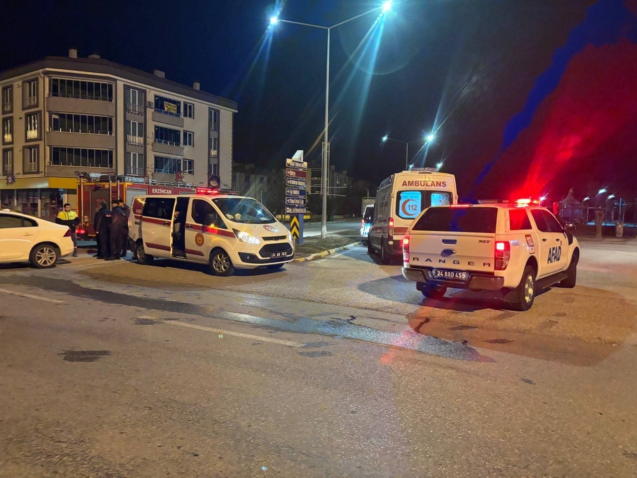 Erzincan’da iki otomobil çarpıştı: 1’i ağır 3 yaralı
