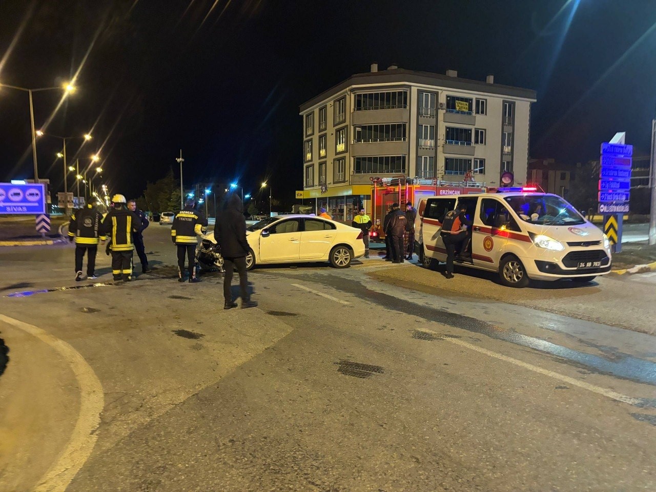 Erzincan’da iki otomobil çarpıştı: 1’i ağır 3 yaralı
