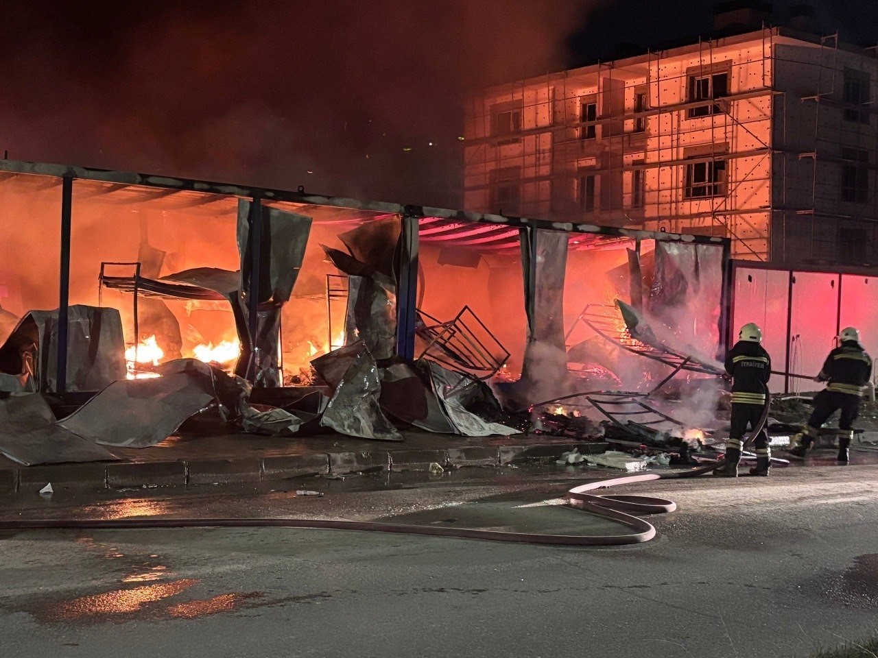 Erzincan’da işçi konteynerlerinde yangın paniği
