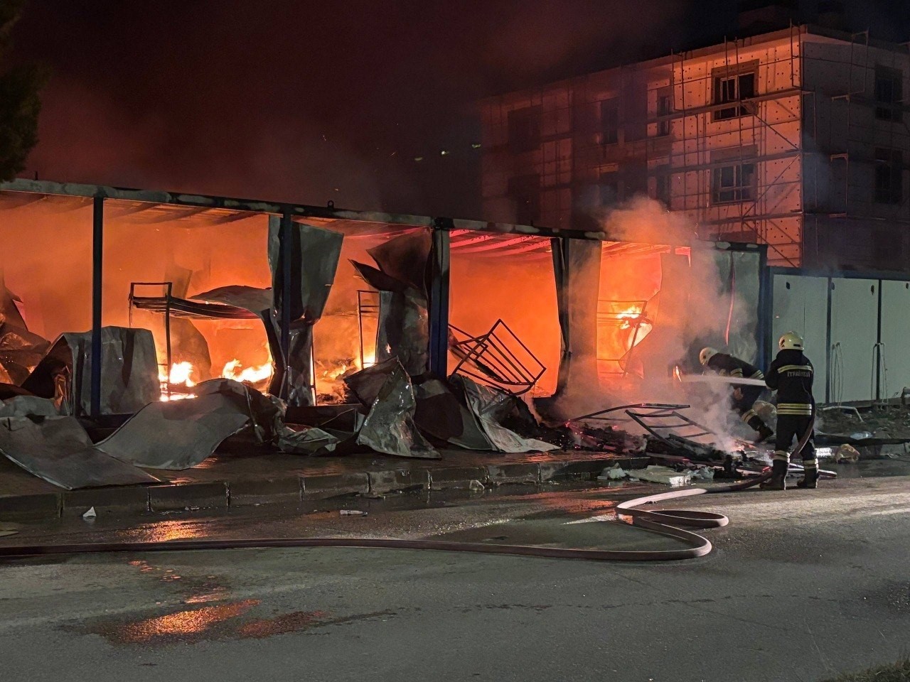 Erzincan’da işçi konteynerlerinde yangın paniği
