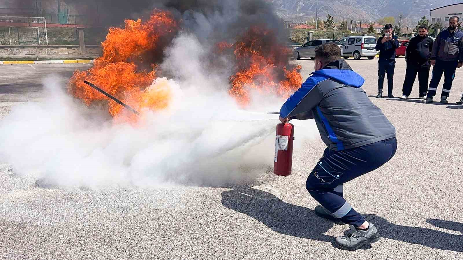 Erzincan’da itfaiyeden kurum personeline yangın eğitimi
